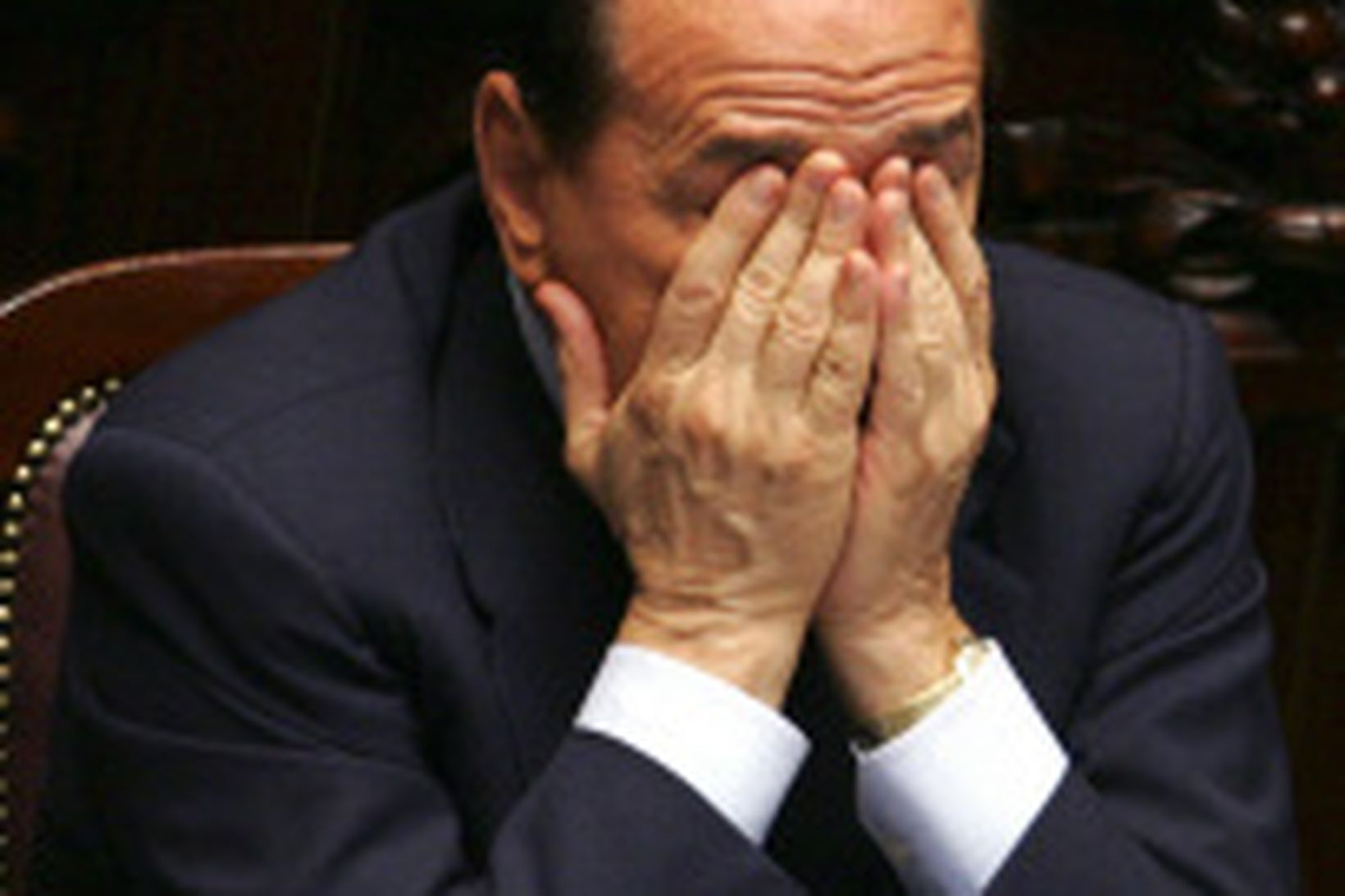 Berlusconi þreytulegur á ítalska þinginu en ríkisstjórn hans hyggst draga …