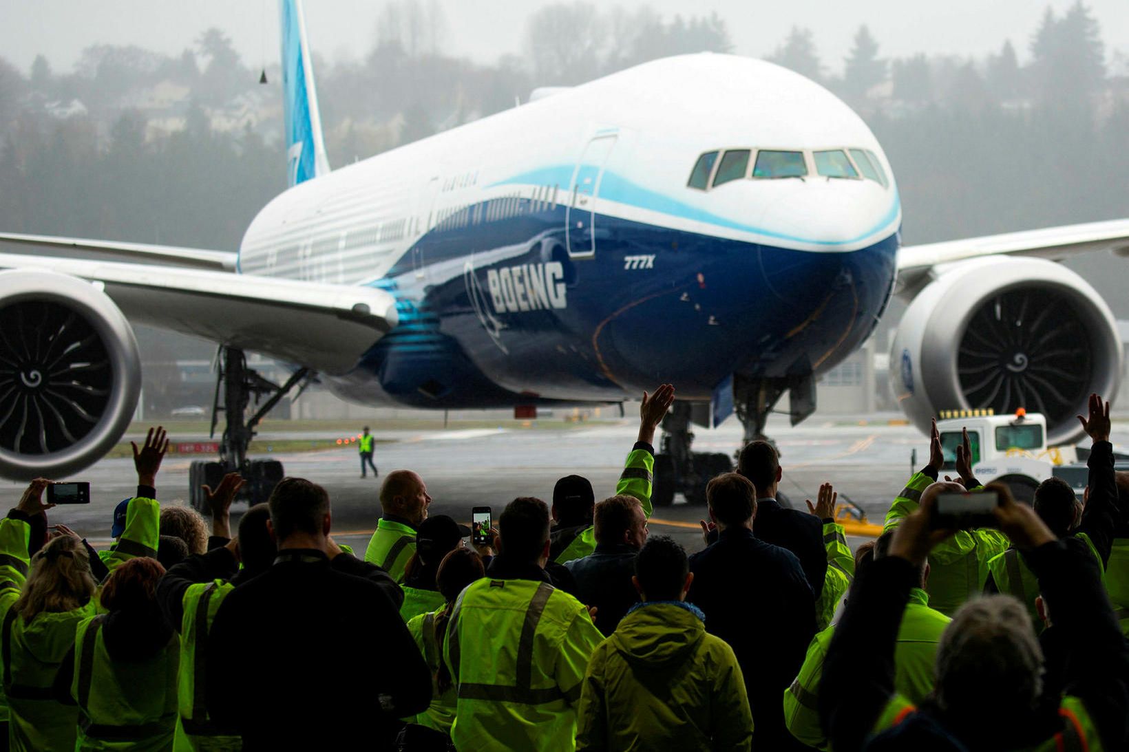 Starfsmenn Boeing fylgjast spenntir með nýja risanum, 777X, renna í …