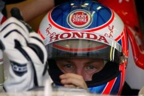 Jenson Button býr sig undir æfingarakstur í Sao Paulo í gær.