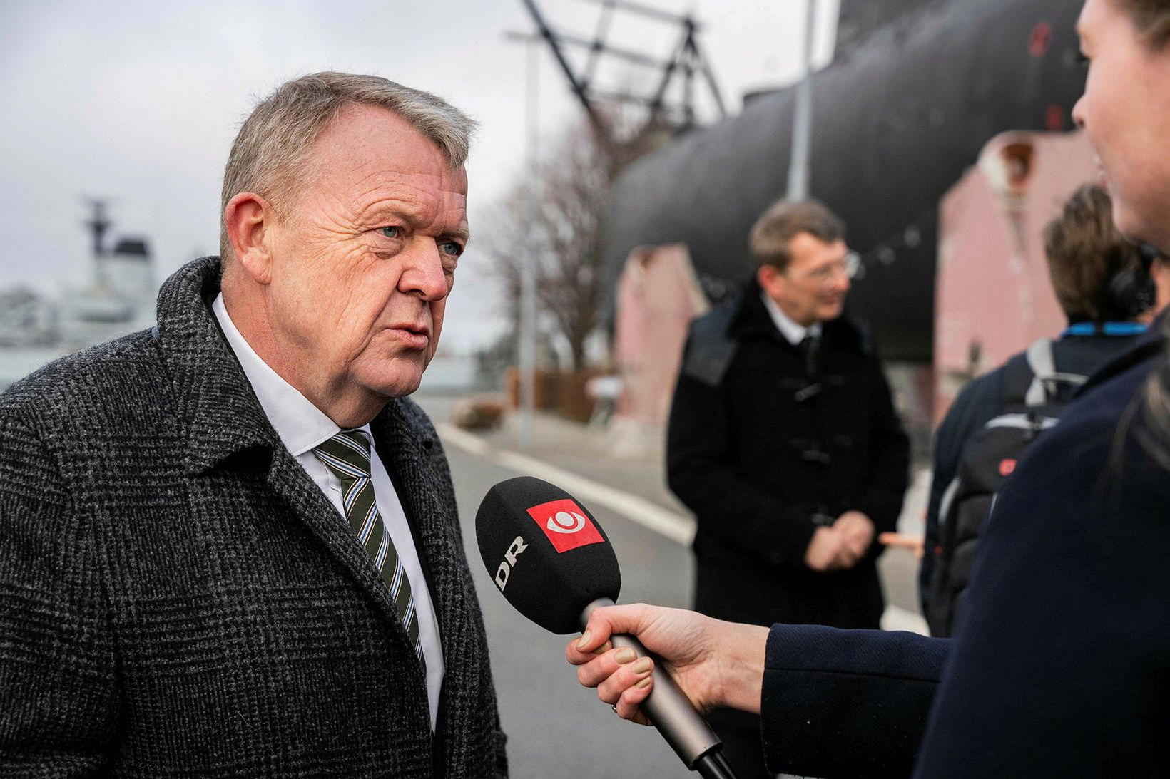Lars Løkke Rasmussen utanríkisráðherra ræðir við fréttamann danska ríkisútvarpsins DR …