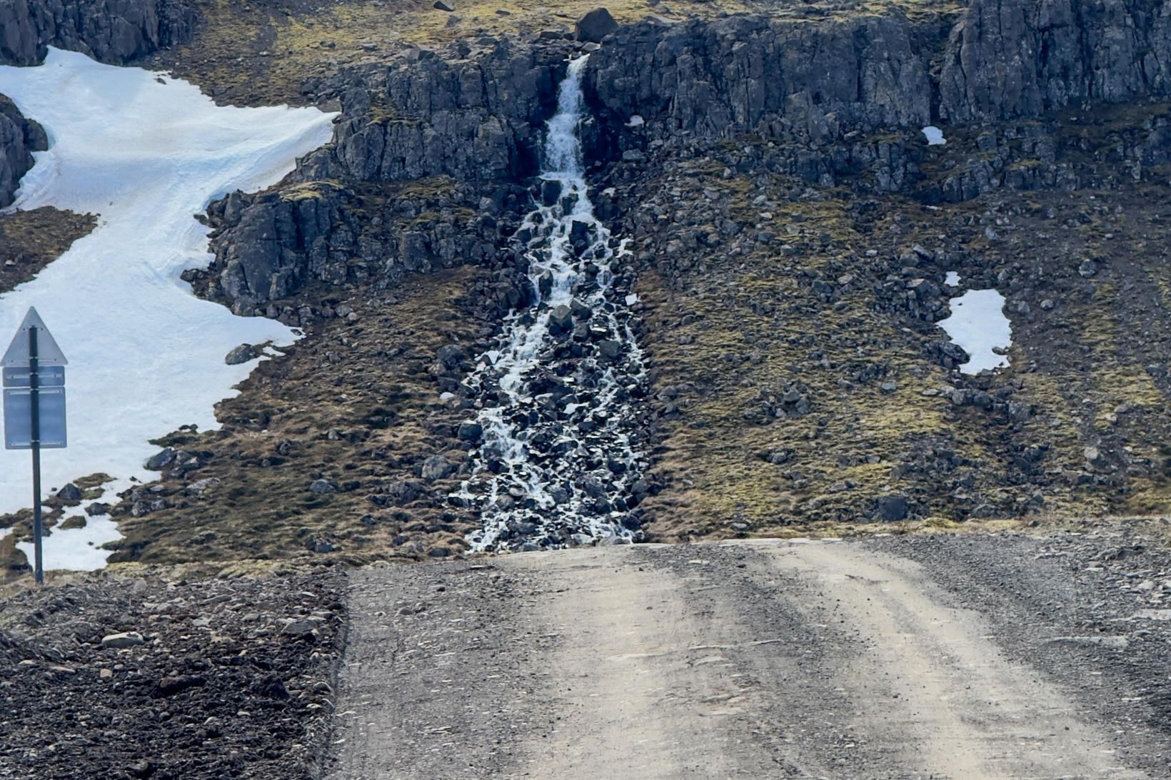 Strandavegur við sunnanverðan Reykjafjörð fyrr í sumar.