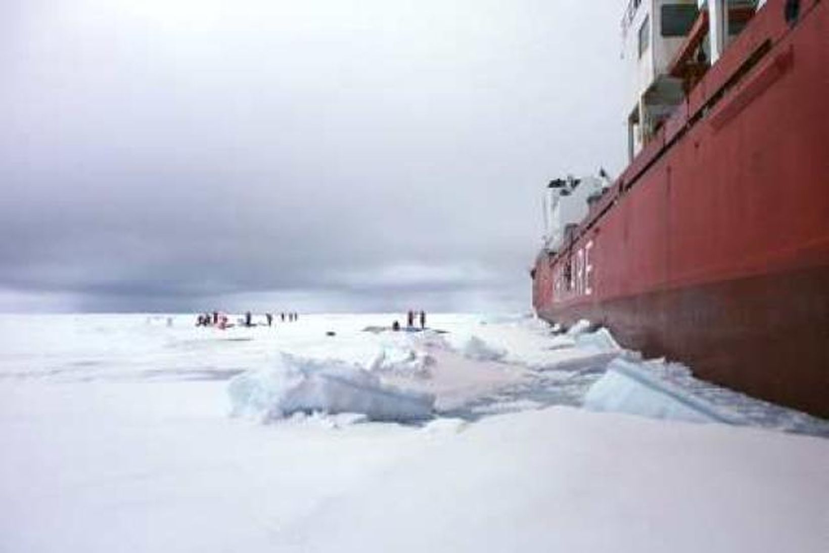 Vísindamenn unnu að margvíslegum rannsóknum á ísnum. Auk þess að …