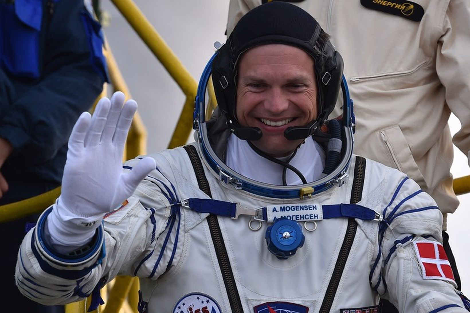 Danski geimfarinn Andreas Mogensen veifar á leiðinni í Soyuz-geimfarið sem …
