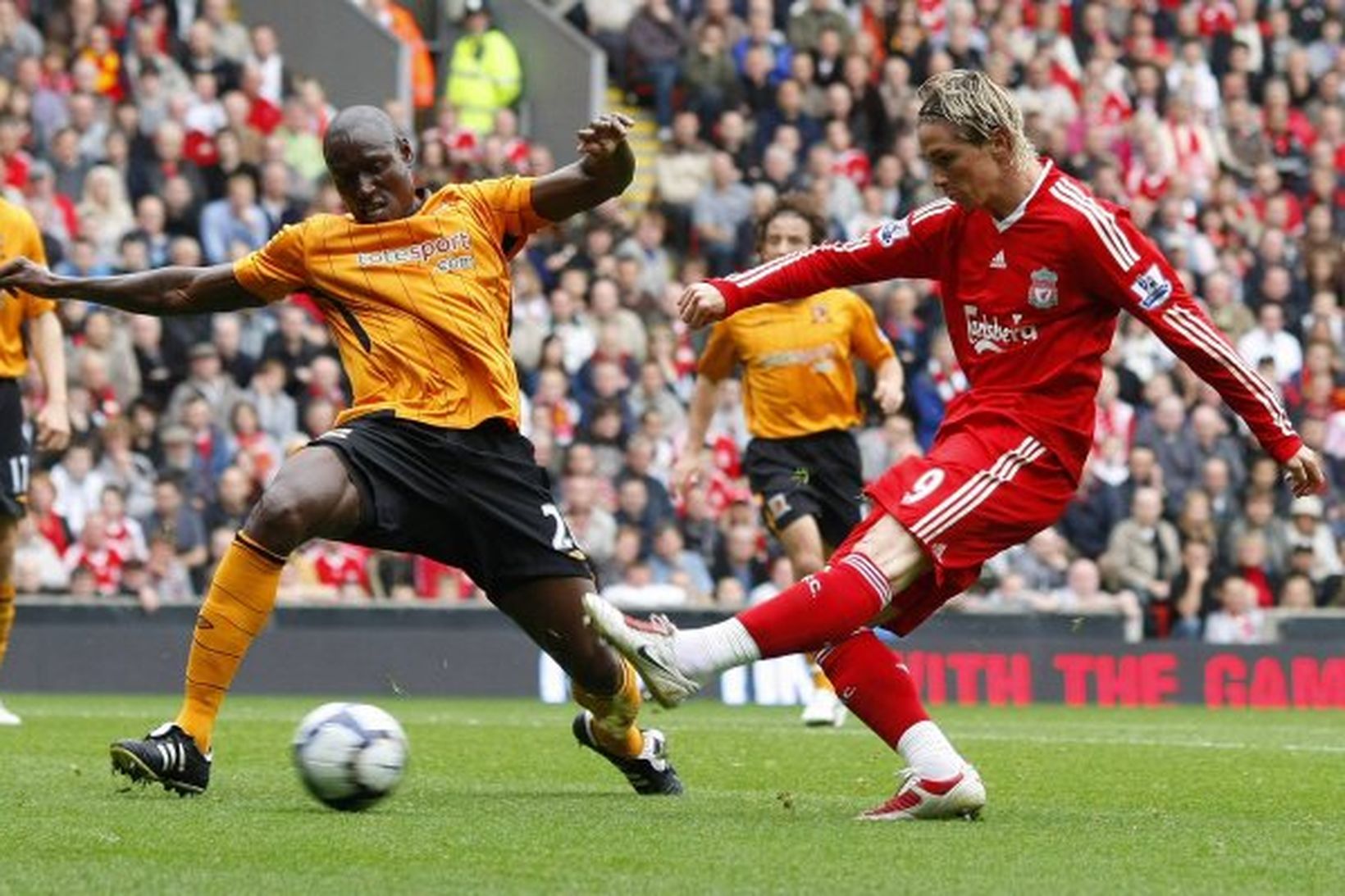 Fernando Torres skorar eitt þriggja marka sinna gegn Hull í …