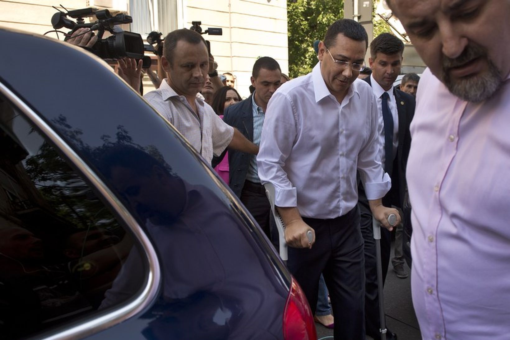 Victor Ponta sést hér yfirgefa skrifstofu ríkissaksóknara í morgun.