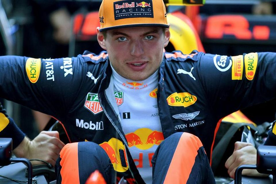 Max Verstappen stendur upp úr bíl sínum í Monza.