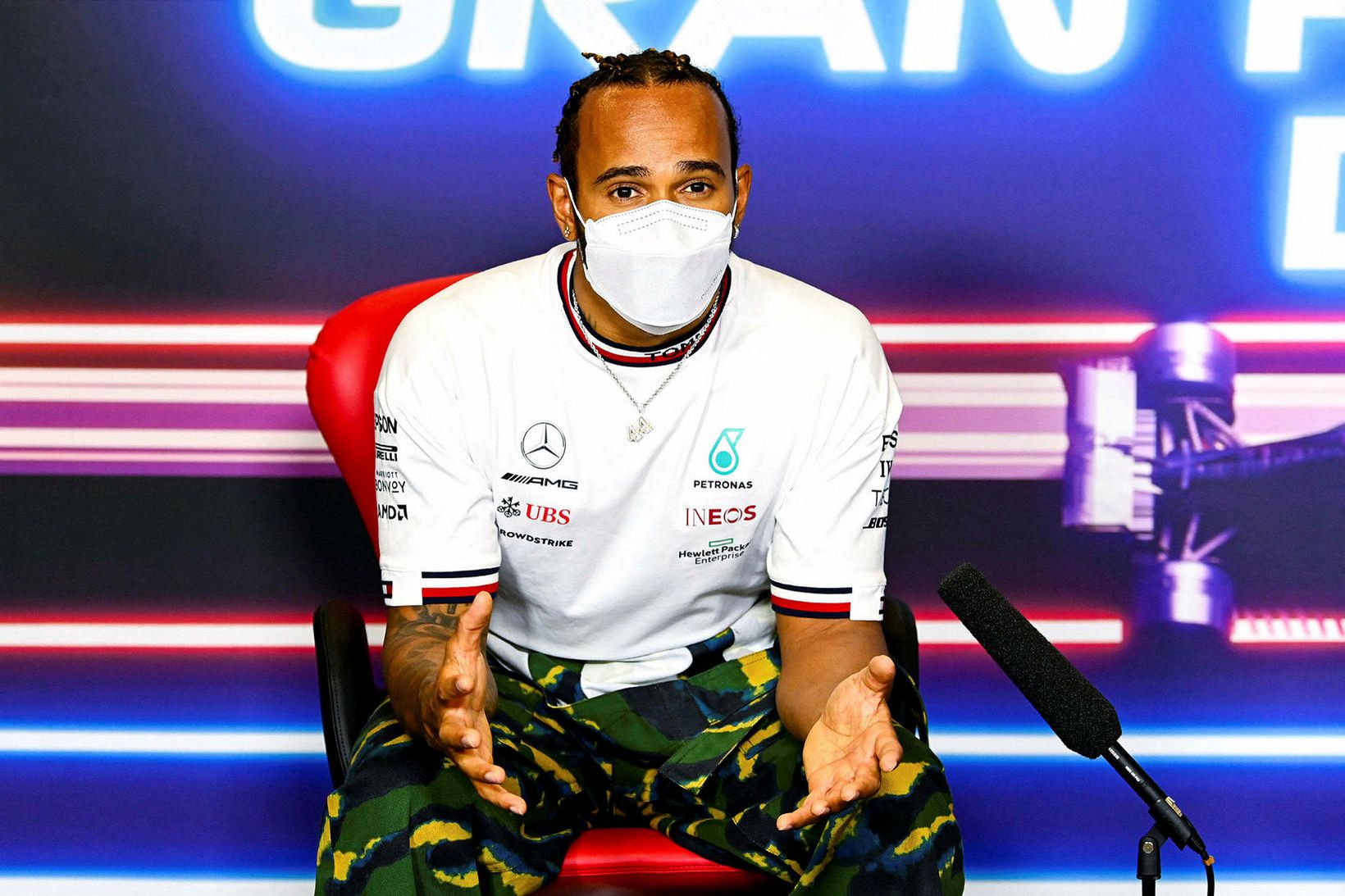 Lewis Hamilton á blaðamannafundi í Barcelona í dag.