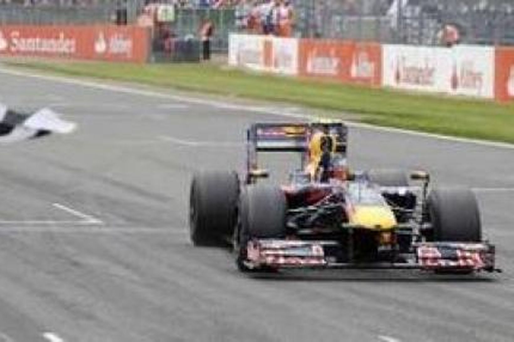 Vettel sigrar í Silverstone.