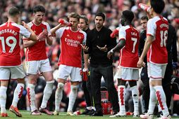 Mikel Arteta, þjálfari Arsenal, ræðir við leikmenn sína í leik við Bournemouth á heimavelli Arsenal …