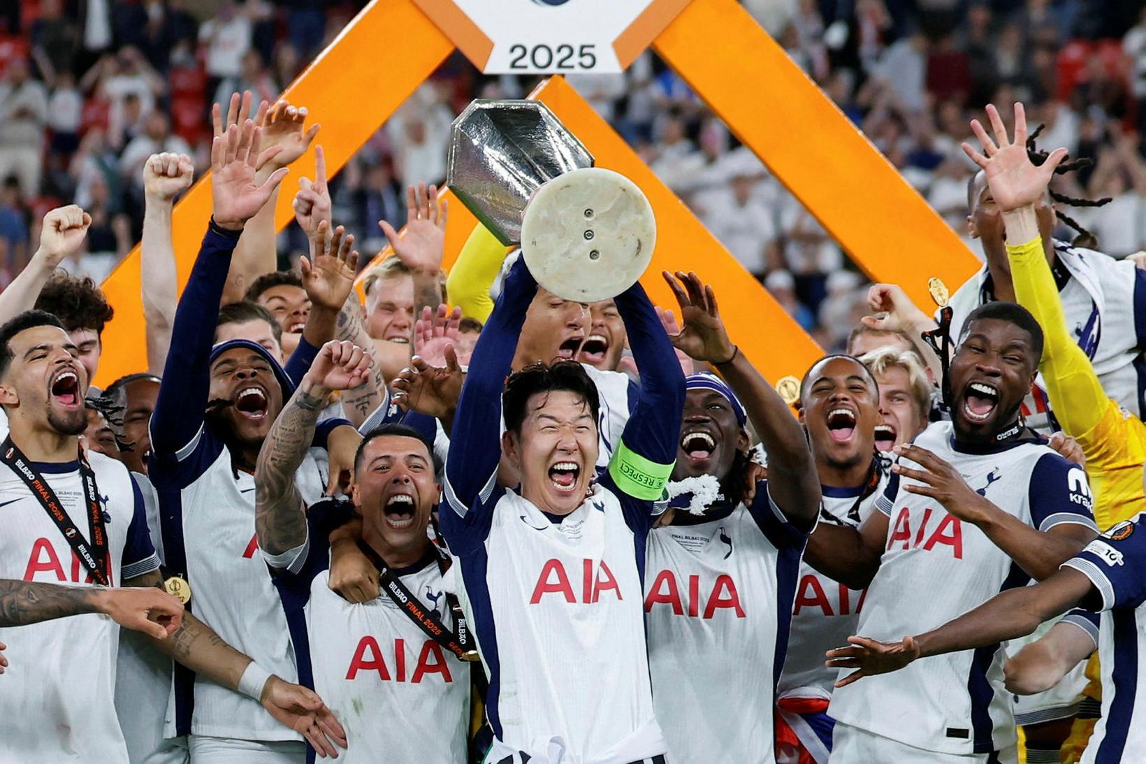 Son Heung-Min lyftir bikarnum án verðlaunapenings um hálsinn í gærkvöldi.
