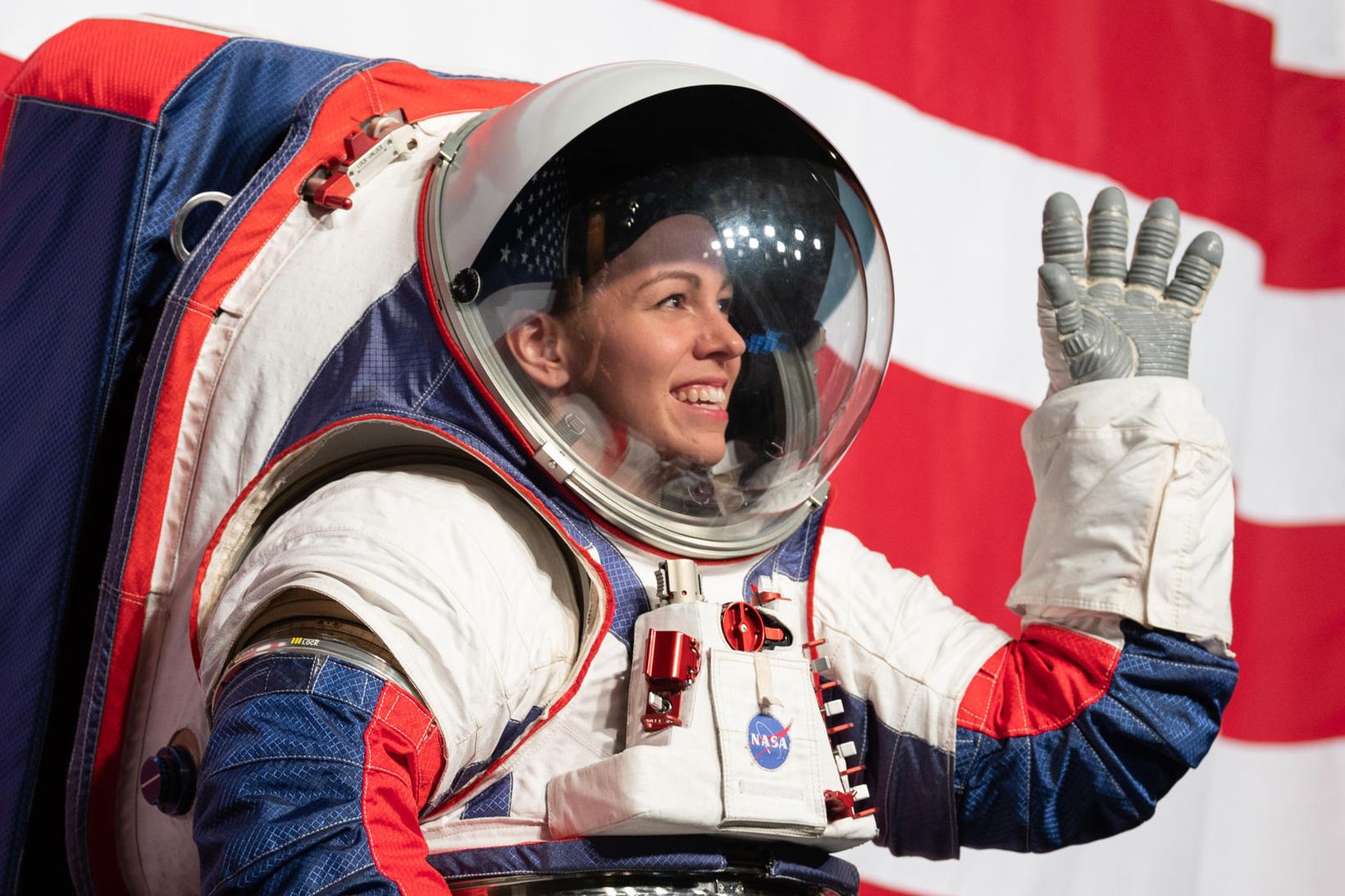 Kristine Davis, geimbúningaverkfræðingur hjá NASA í nýja xEMU búningnum.