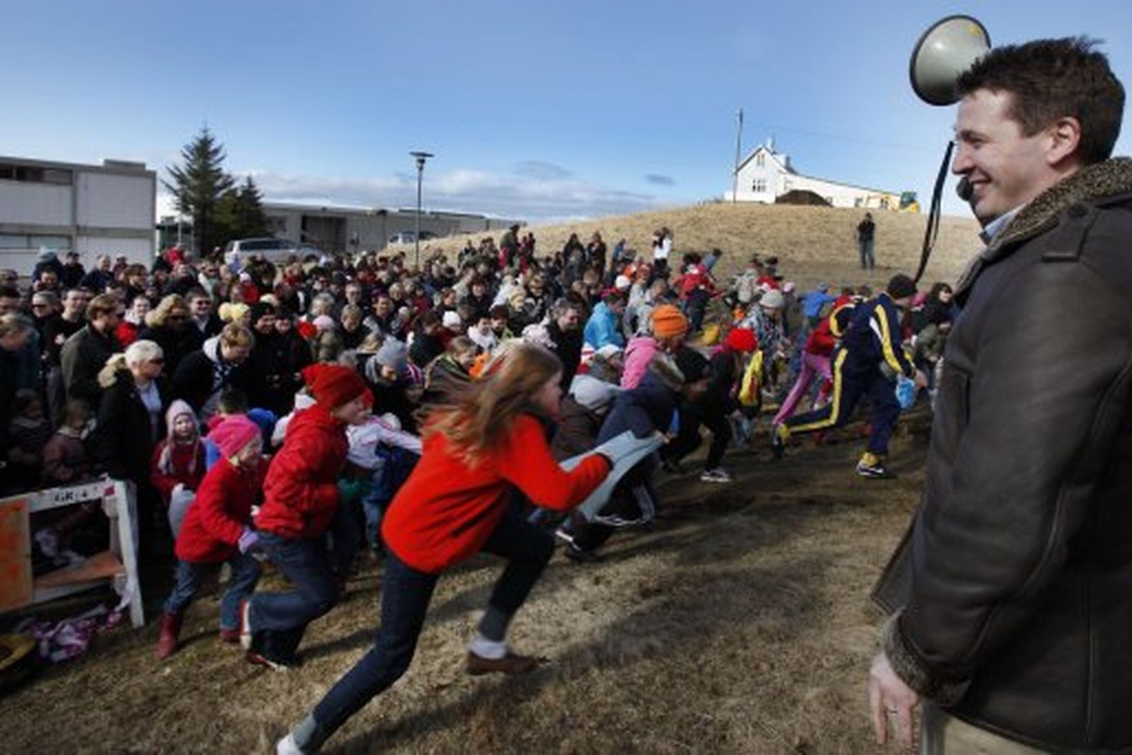 Guðlaugur Þór Þórðarson ræsir þátttakendur í páskaeggjaleit í Elliðaárdal í …