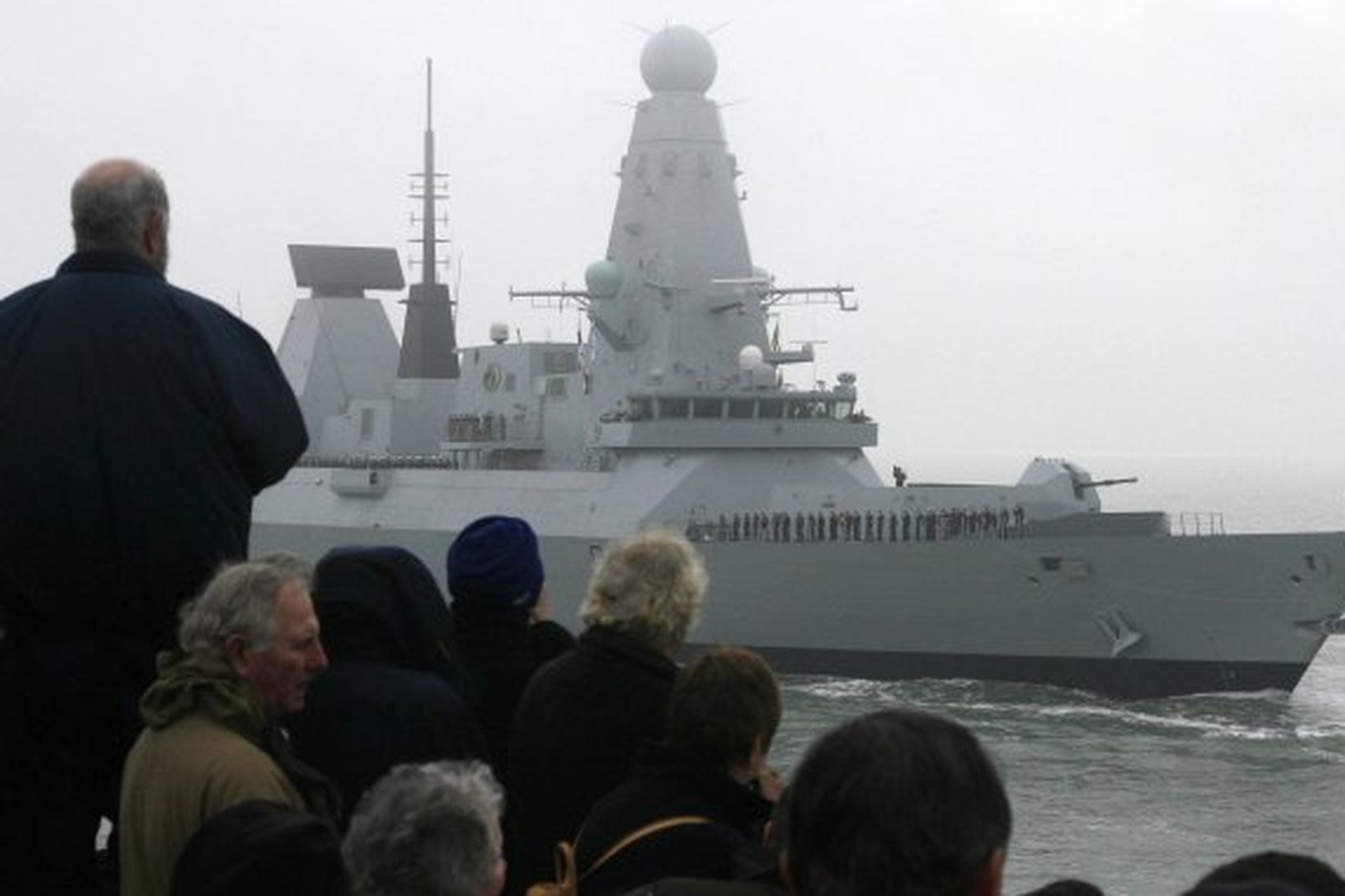 Breska herskipið HMS Daring í höfn í Portsmouth.