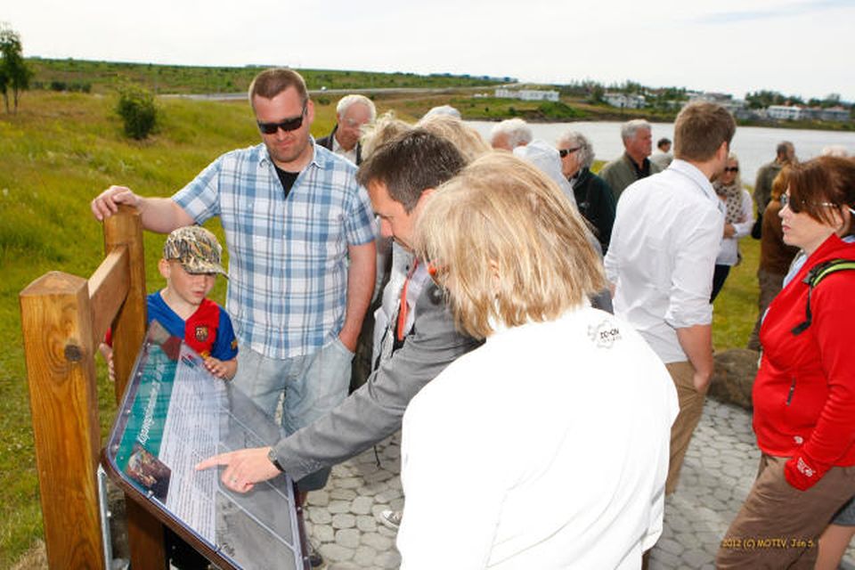 Fræðsluskiltum um Kópavogsfundinn var komið upp.