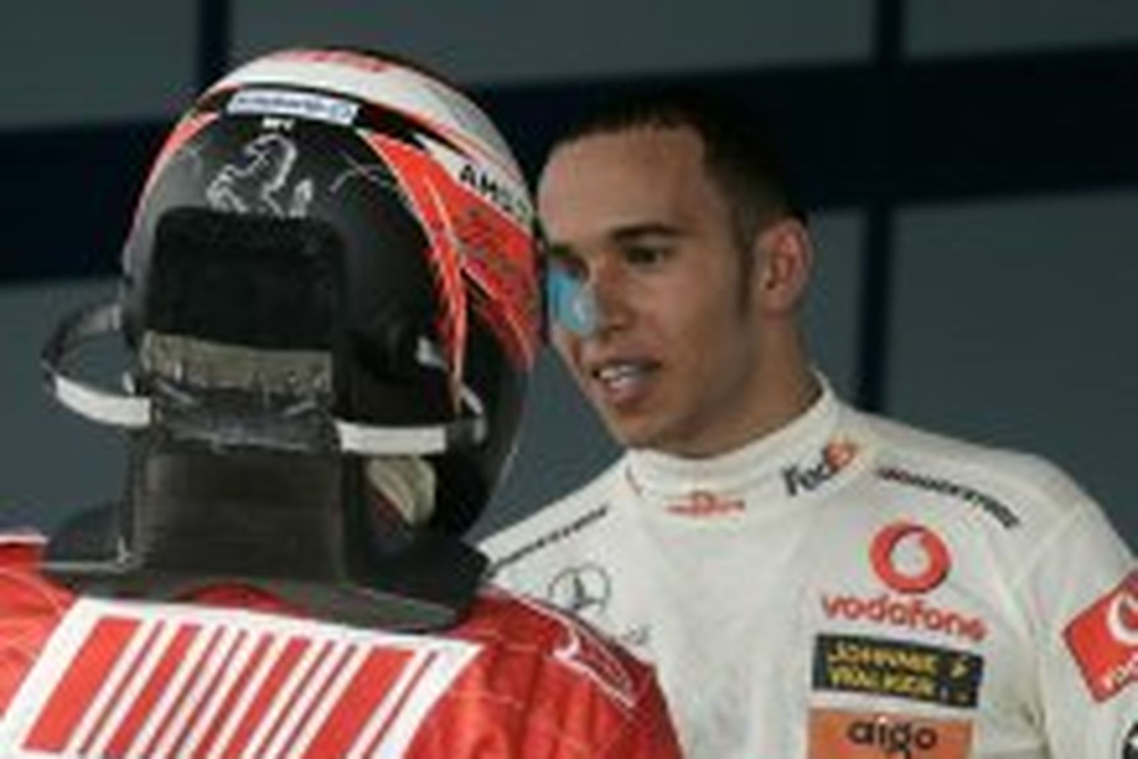 Lewis Hamilton, t.h., óskar Kimi Räikkönen til hamingju í dag.