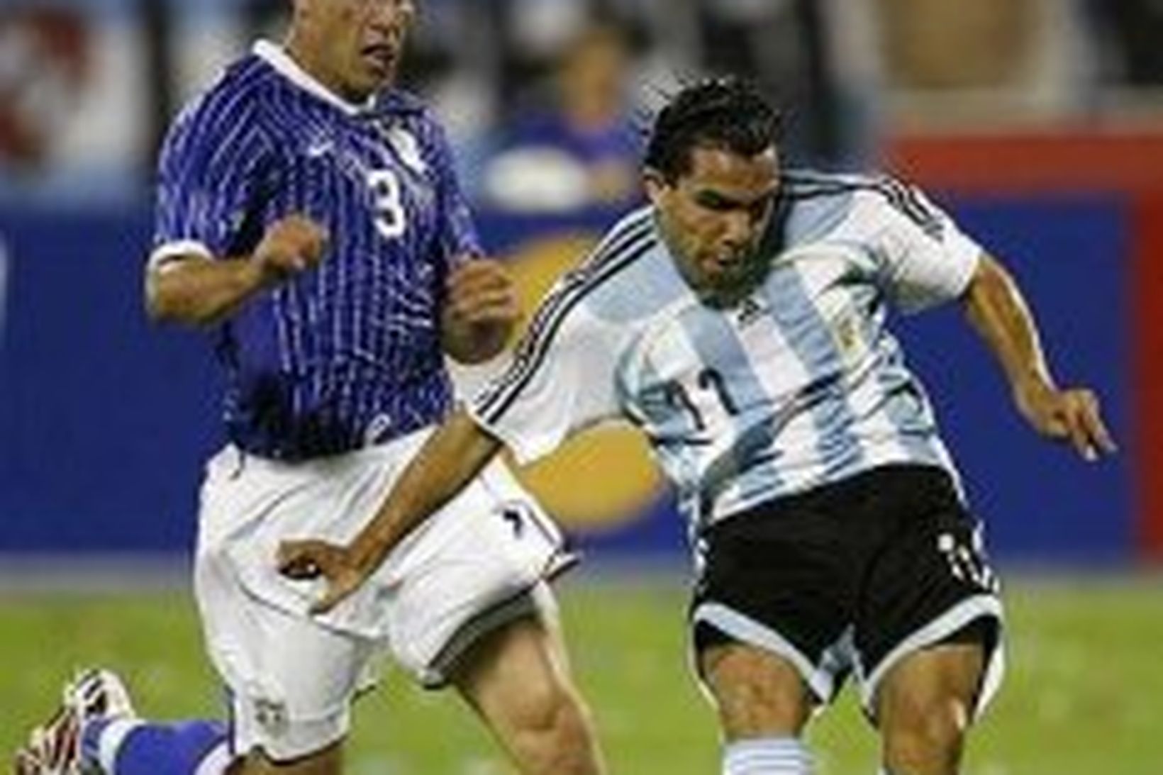 Carlos Tevez skorar gegn Bandaríkjamönnum í S-Ameríkukeppninni.