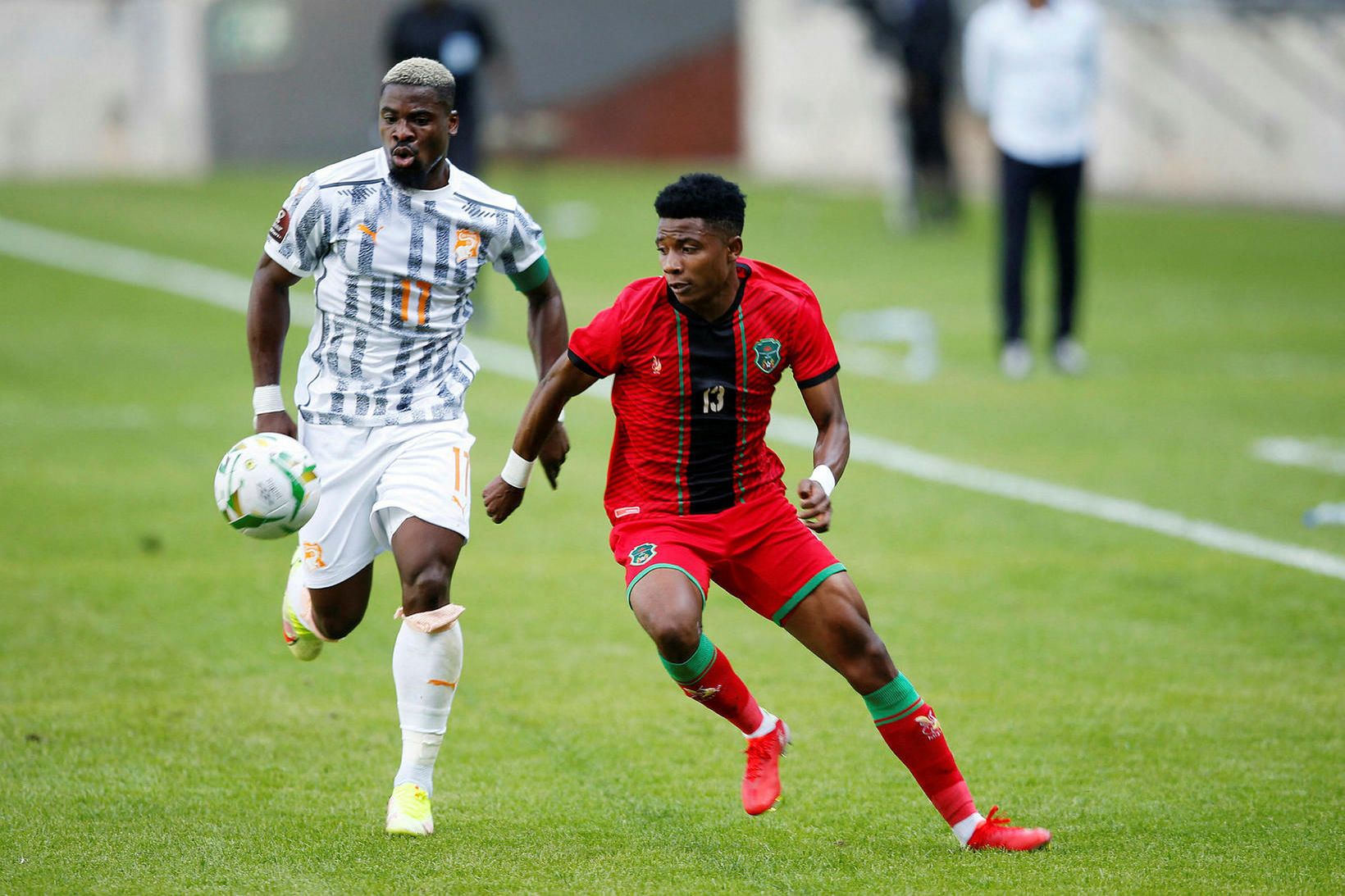 Serge Aurier í landsleik með Fílabeinsströndinni.