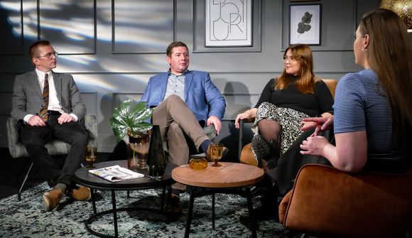 Logi er bílstjóri aðstoðarmannsins síns 