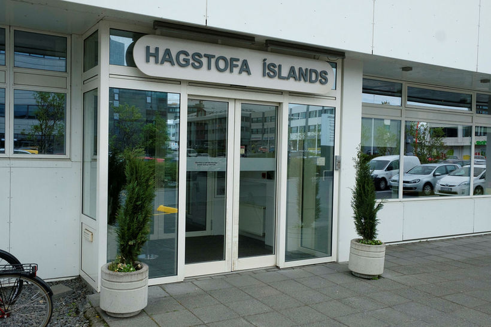 Hagstofa Íslands hefur birt tölur um halla á vöruskiptum í …
