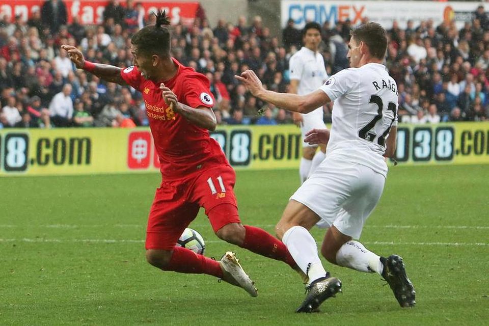 Angel Rangel, leikmaður Swansea City brýtur á Roberto Firmino, leikmanni Liverpool og vítaspyrna dæmd.