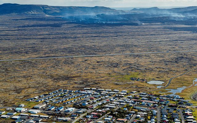 Horft yfir Voga og í átt að hraunbreiðunni.