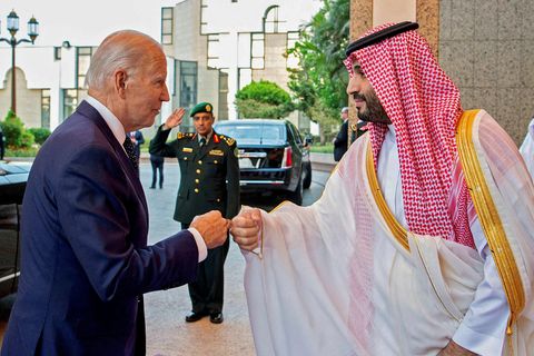 Joe Biden Bandaríkjaforseti og Mohammed bin Salman, krónprins Sádí-Arabíu, heilsuðust með hnefunum.