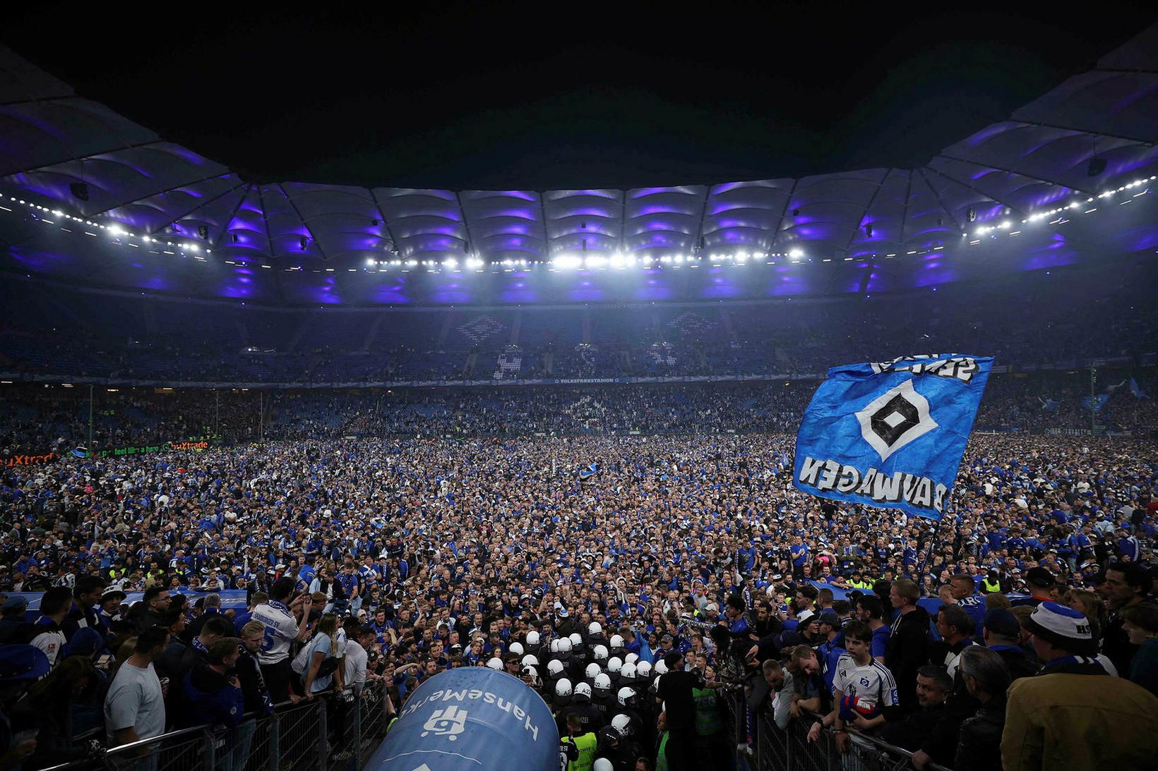 Stuðningsmenn Hamburger SV á vellinum í gær.