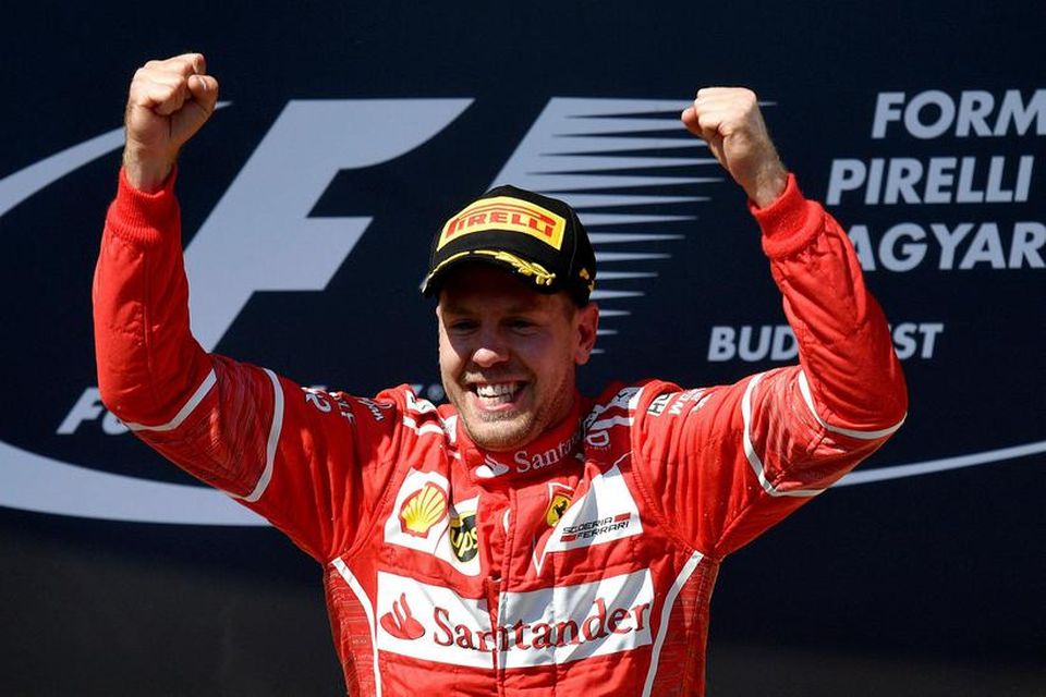Sebastian Vettel fagnar sigri í síðasta móti, ungverska kappakstrinum í Búdapest.