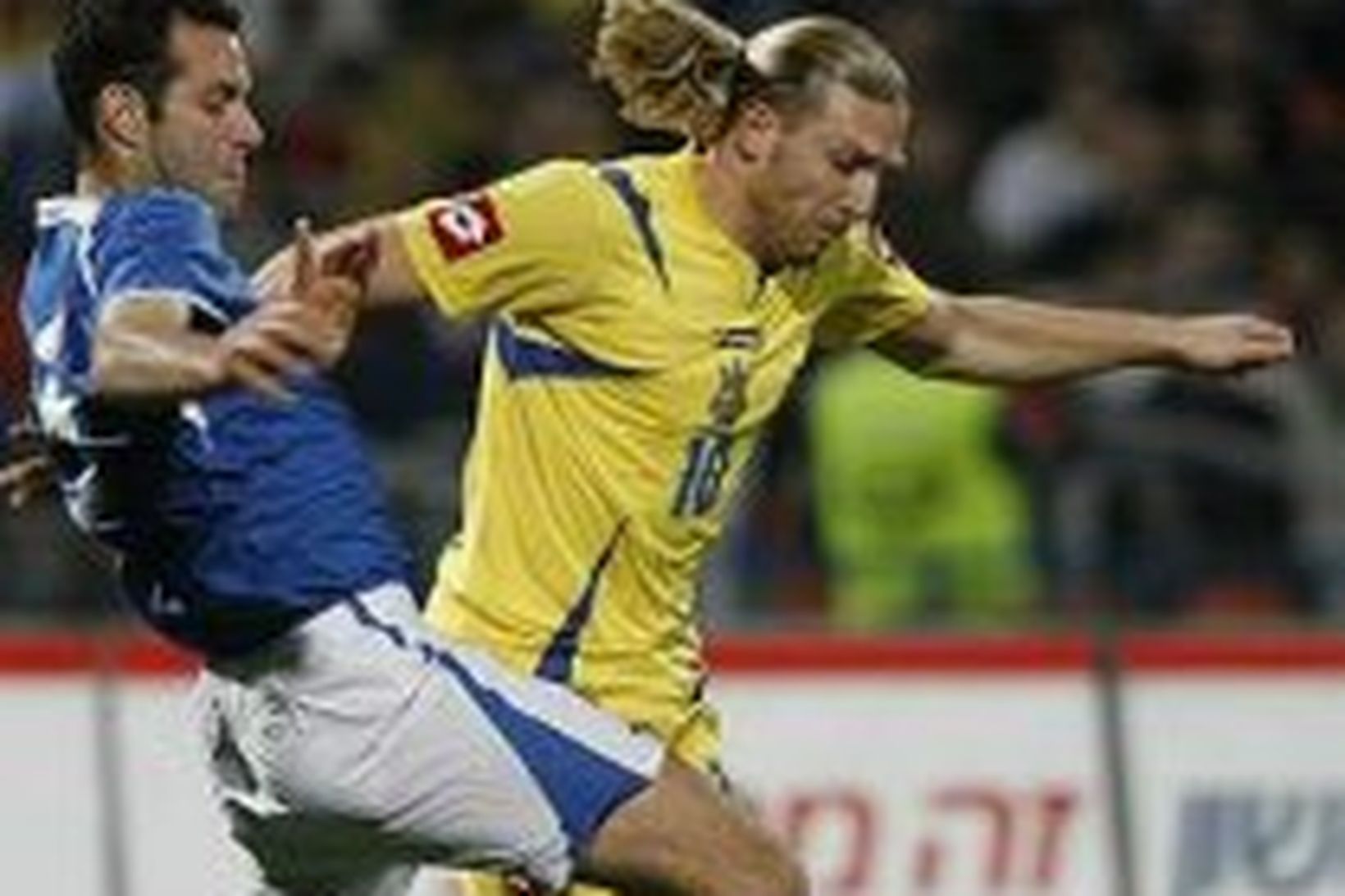 Andriy Voronin, til hægri, í leik með Úkraínu gegn Ísrael …