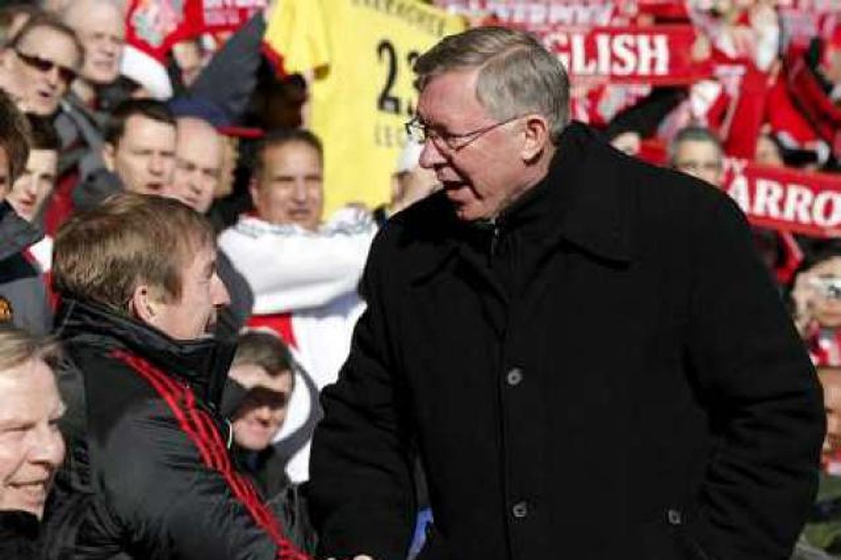 Kenny Dalglish og Alex Ferguson heilsast fyrir leikinn á Anfield.