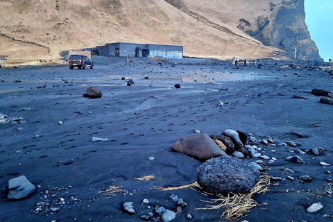 Ágúst Bjartmarsson, the head of the Road Administration in Vík in Mýrdalur, says that the carpark is usually smooth but now it's full of big stones the size of basketballs.