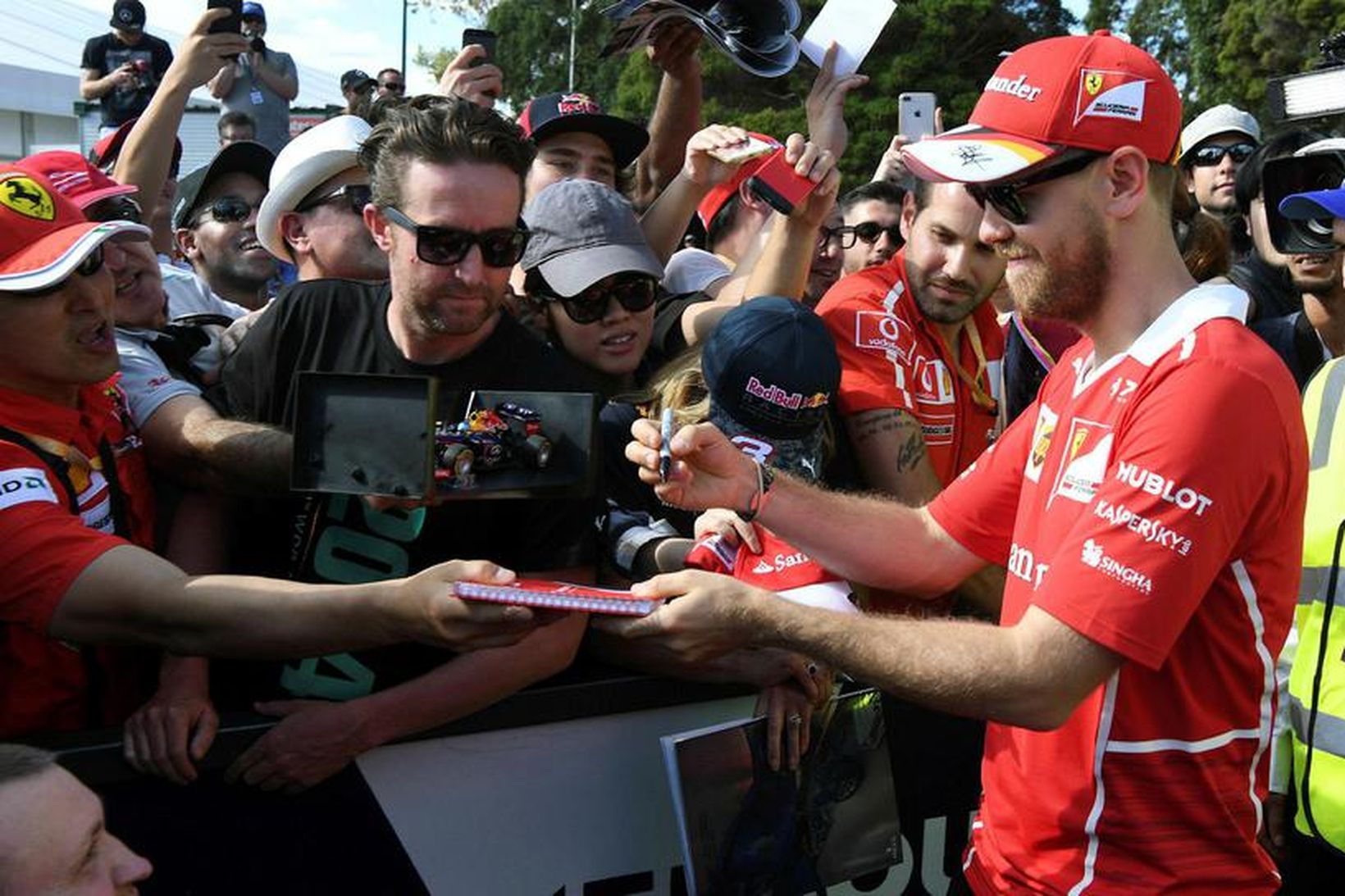 Sebastian Vettel sinnir aðdáendum formúlu-1 í Albertsgarði í Melbourne í …