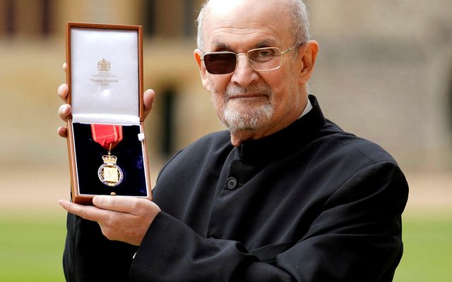 Salman Rushdie með orðuna sem hann þáði af Önnu prinsessu