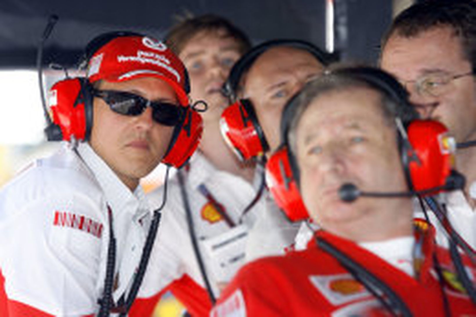 Schumacher við stjórnborð Ferrari í Monza, ásamt Jean Todt liðsstjóra.