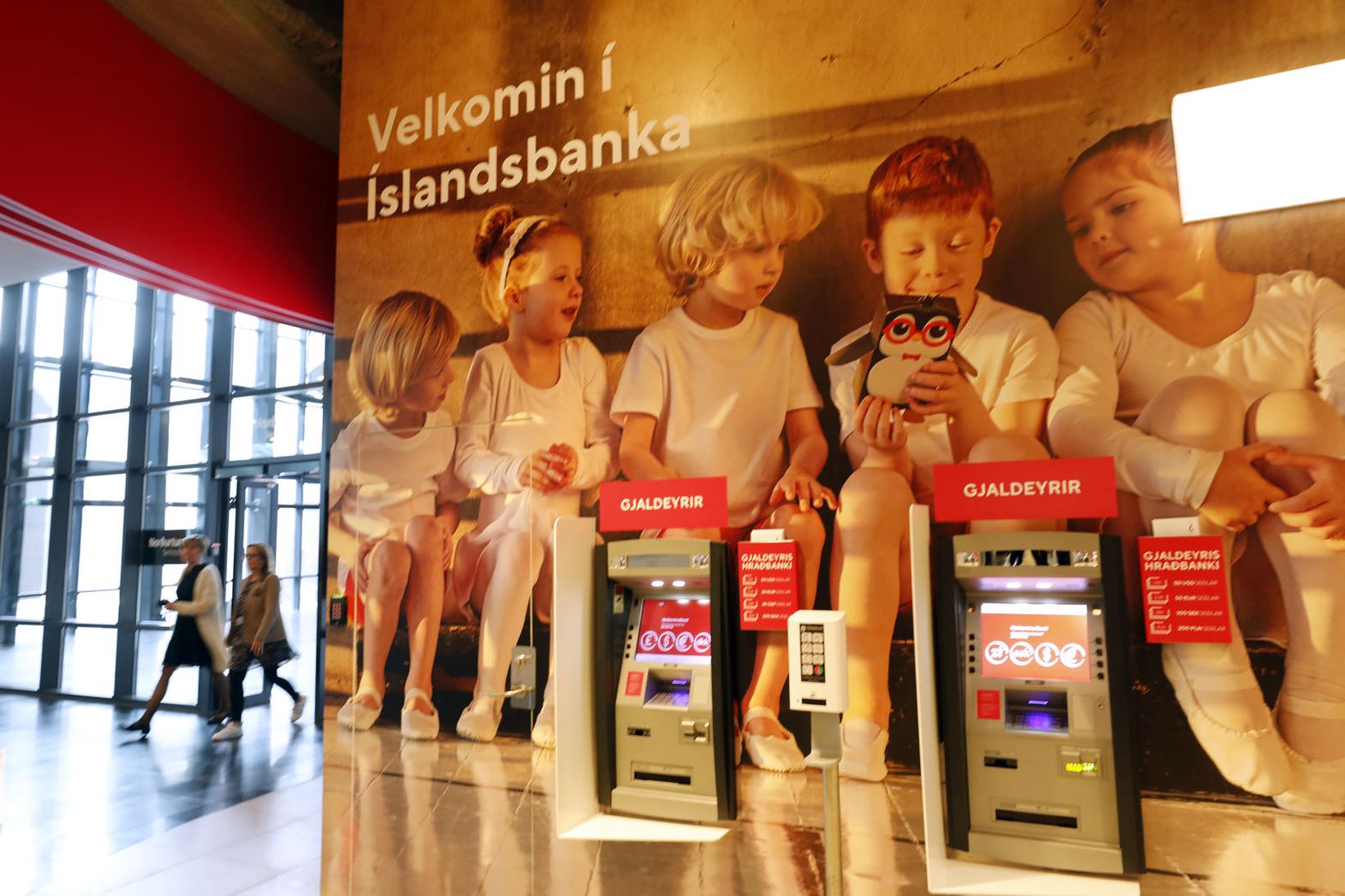 Með hliðsjón af fjölda og al­var­leika brot­anna, sjón­ar­miða bank­ans í …