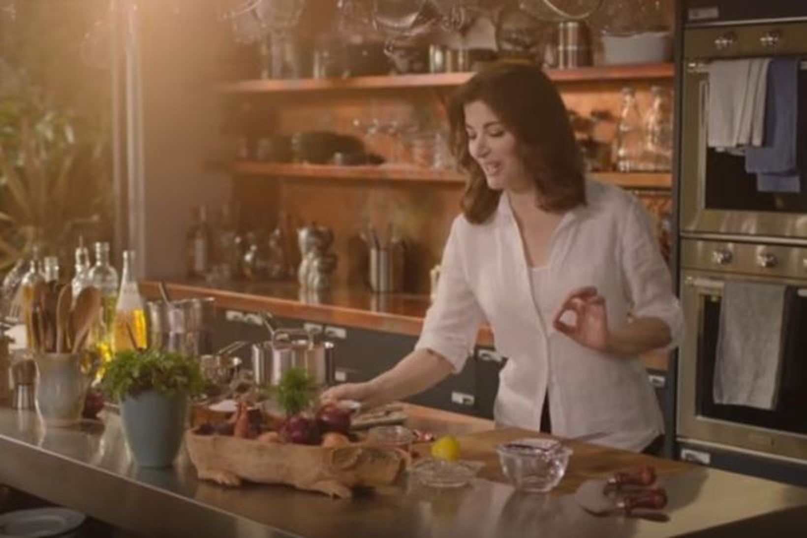 Nigella Lawson í fyrsta þættinum af Til borðs með Nigellu …