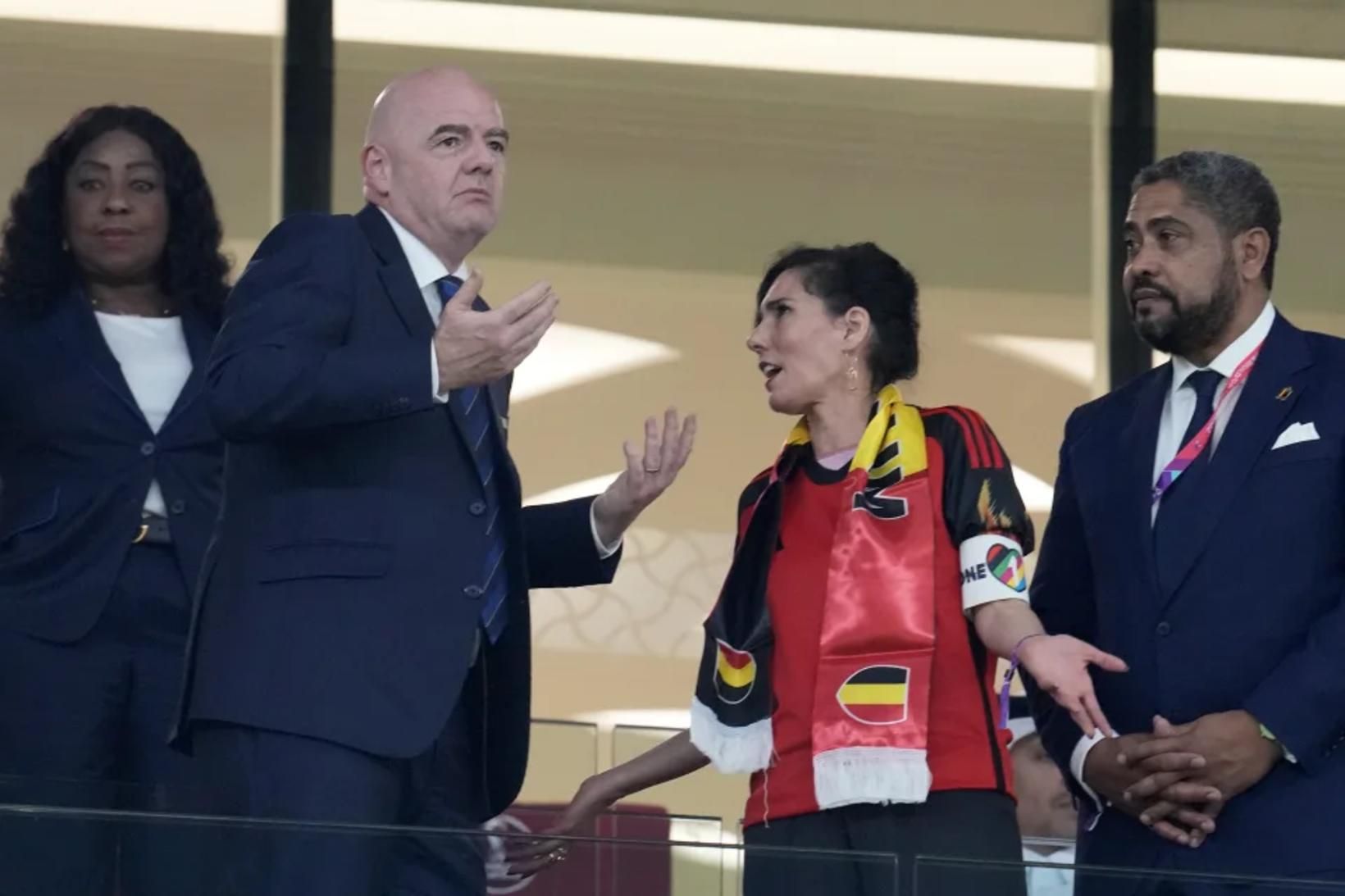 Gianni Infantino yppti öxlum þegar Hadja Lahbib ræddi við hann, …