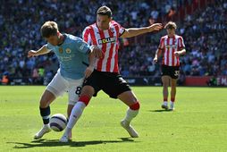 James McAtee og Jan Bednarek í baráttunni í dag.