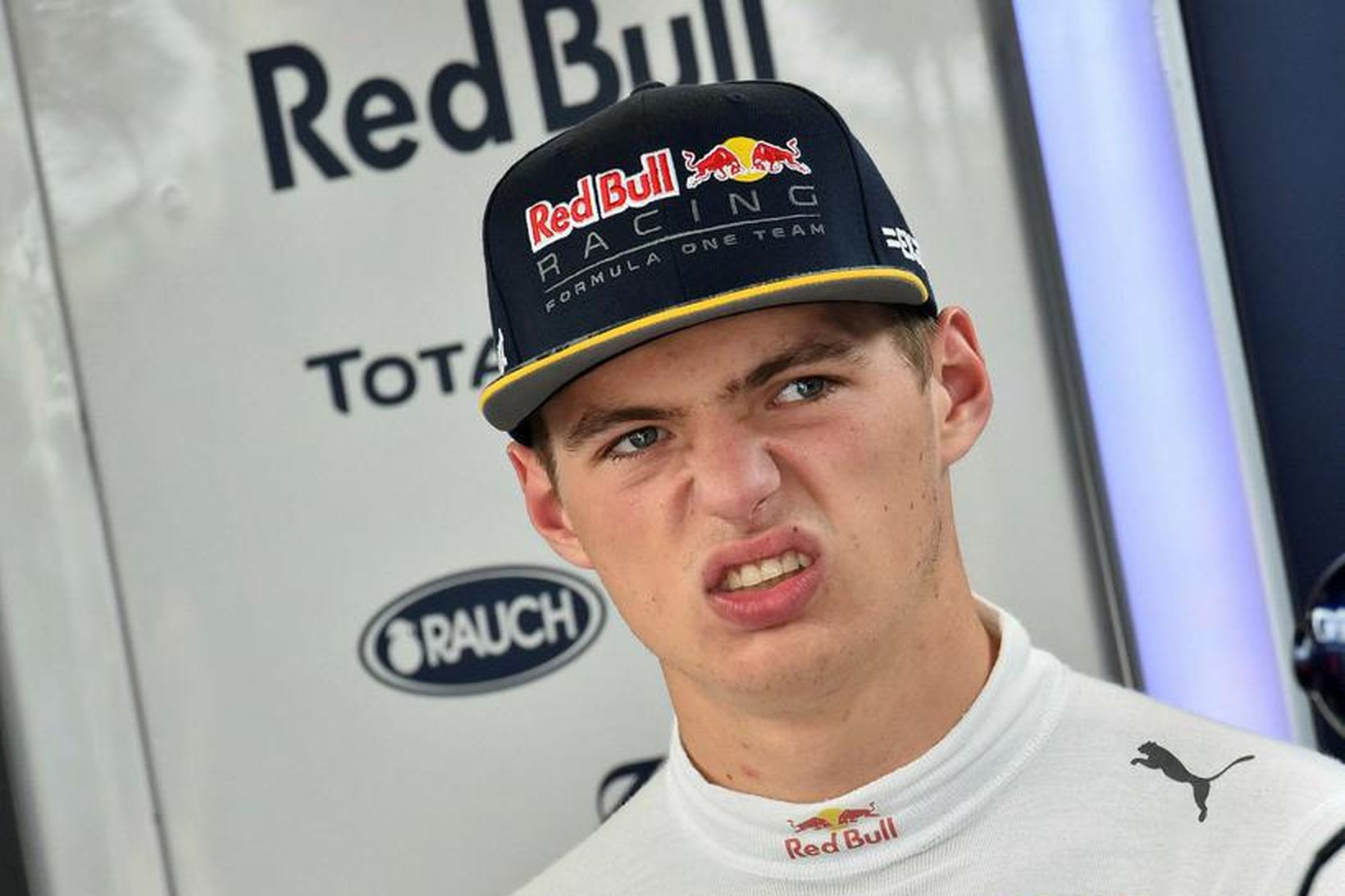 Max Verstappen óhress með eitthvað í bílskúr Red Bull á …