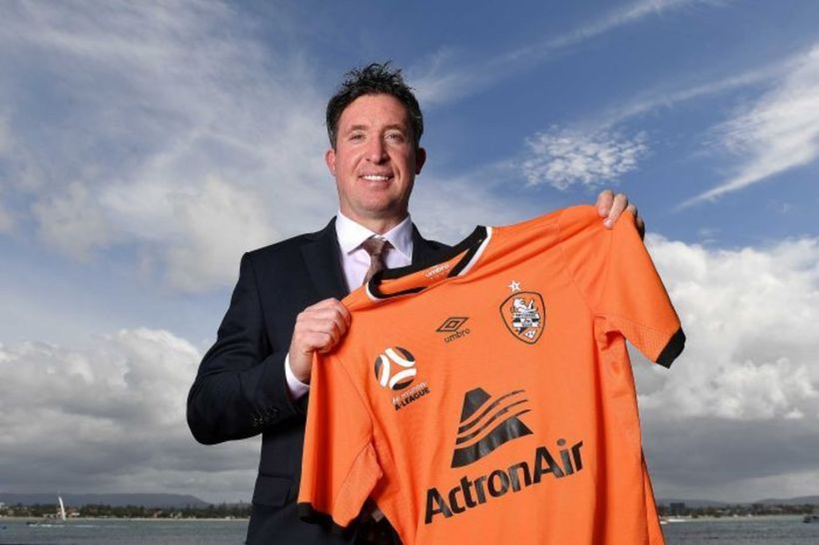 Fowler með treyju Brisbane Roar.