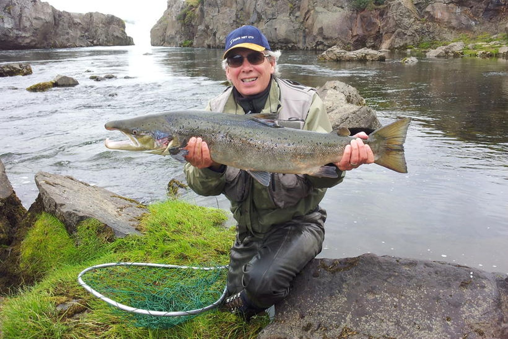 Hjörleifur með laxinn sem hann veiddi við Selárfoss.