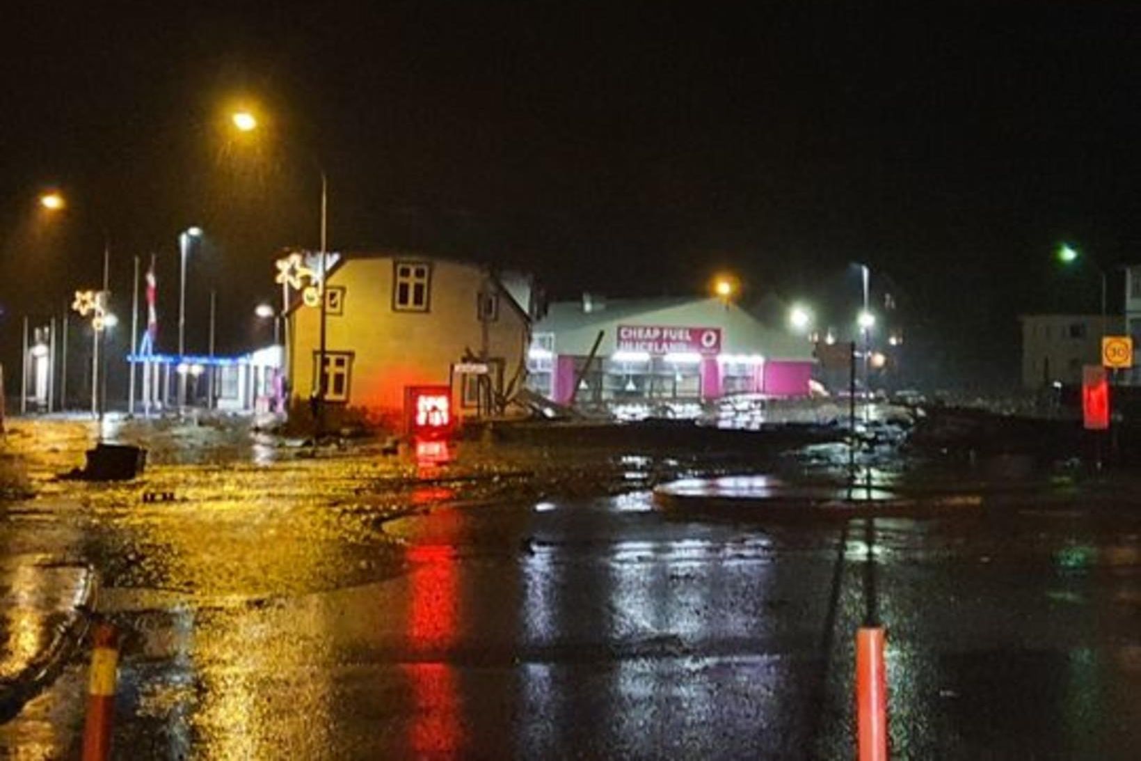 Húsið sem skriðan sem féll í nótt hreif með sér …