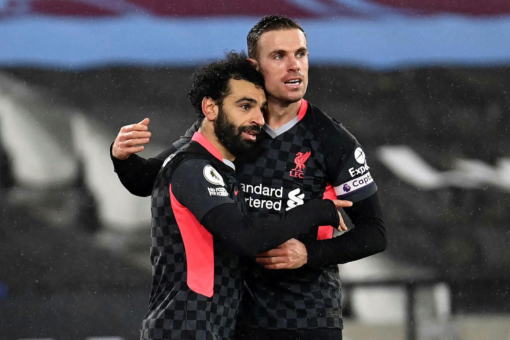 Mohamed Salah fagnar ásamt Jordan Henderson eftir að sá fyrrnefndi …