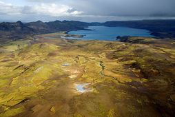 Horft yfir Kleifarvatn, Sveifluháls er vinstra megin á myndinni.
