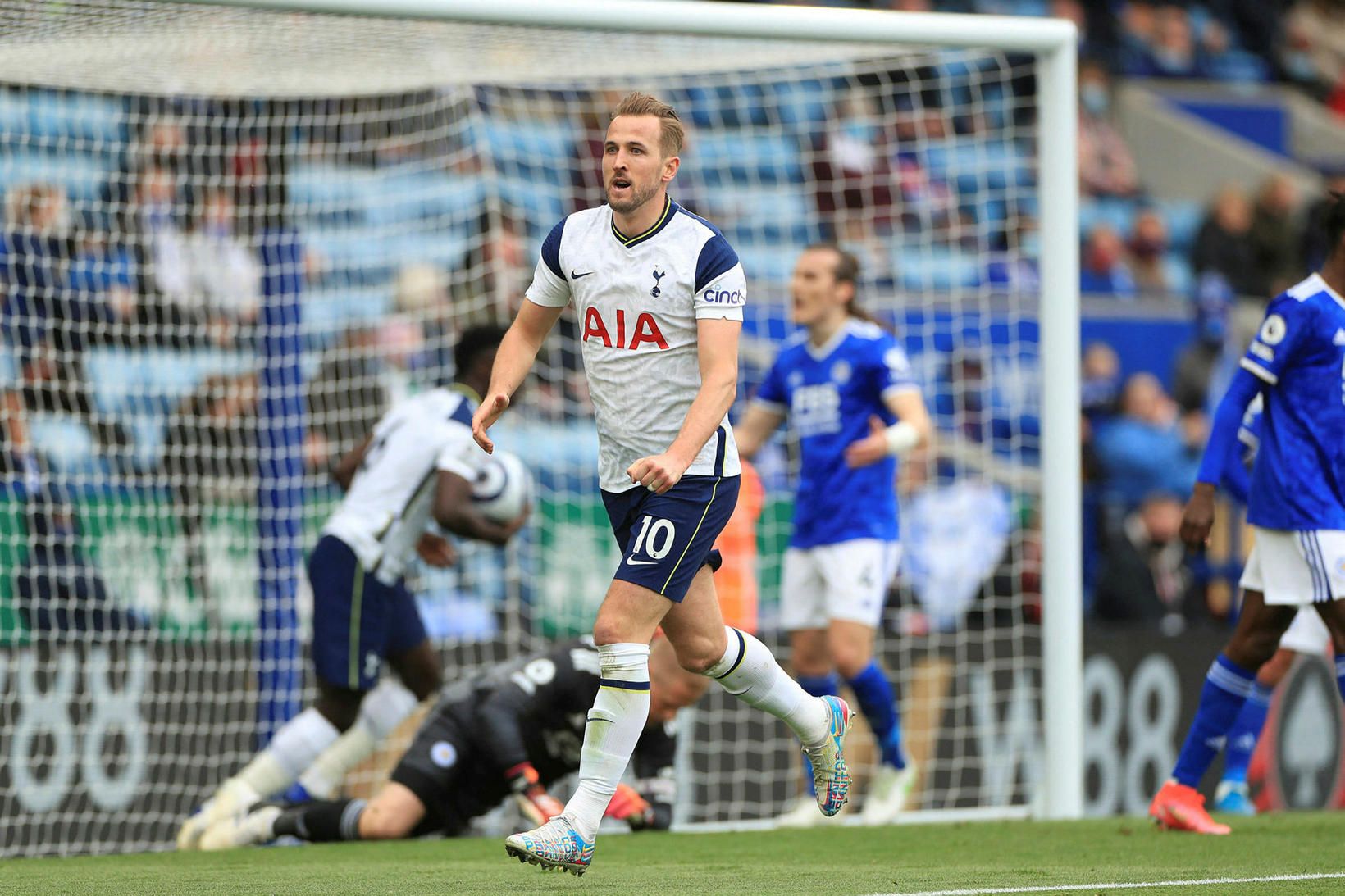 Harry Kane fagnar marki sínu í dag.