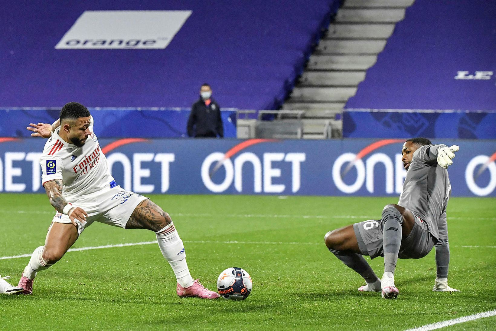 Memphis Depay og Mike Maignan eigast við í leik Lyon …