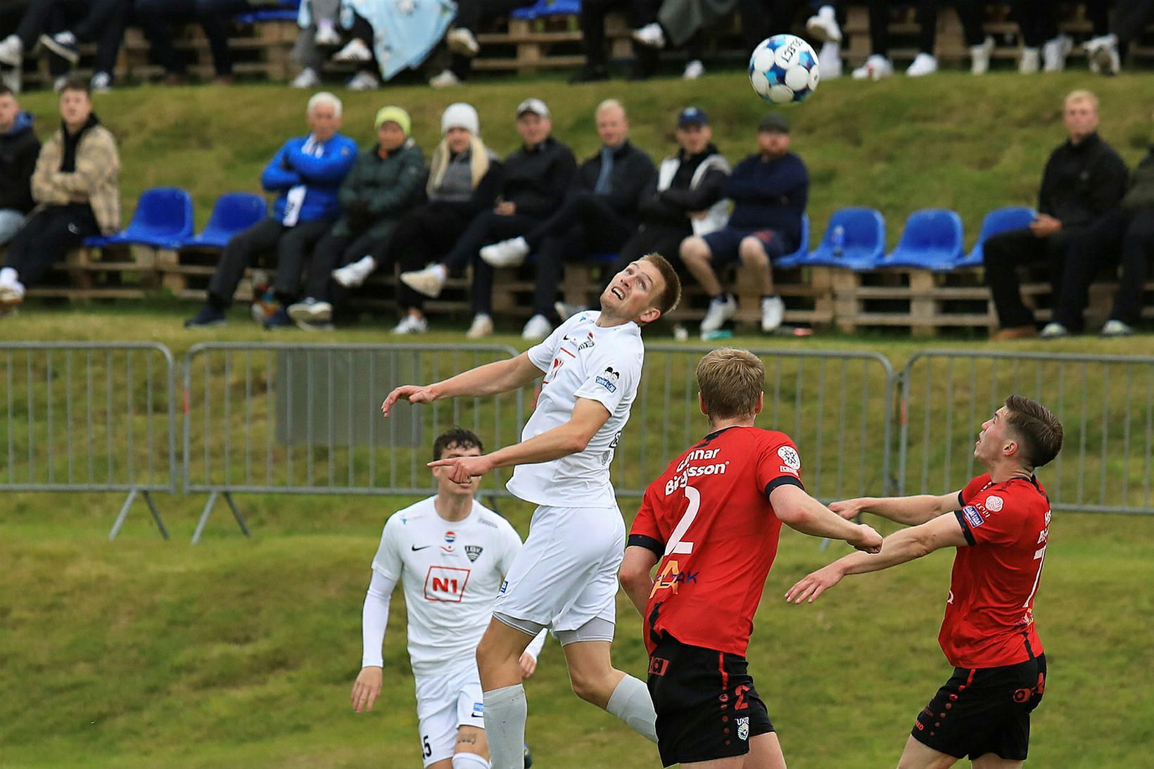 Mattias Edeland miðvörður ÍBV skallar boltann en Gunnar Bergmann Sigmarsson …