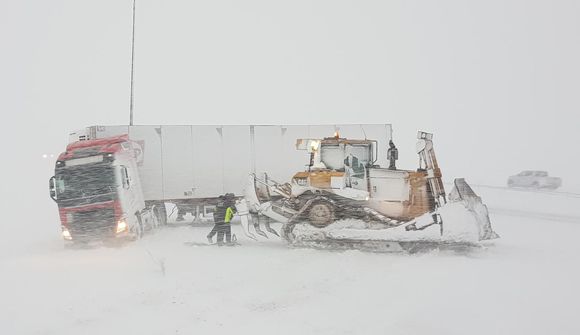 Hellisheiði og Þrengslum lokað vegna veðurs