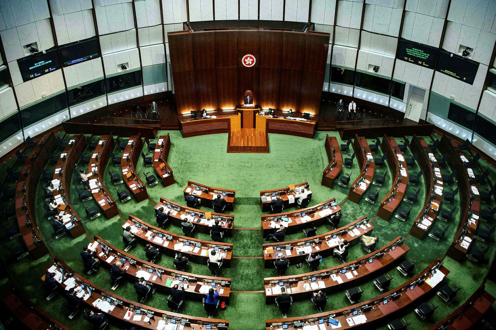 Tökin hert á héraðsþingi Hong Kong