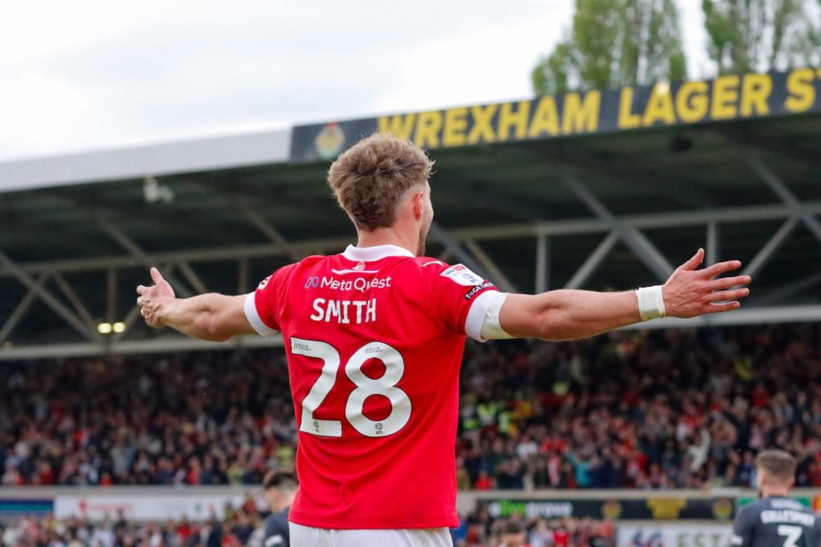 Sam Smith skoraði tvö fyrir Wrexham í dag.